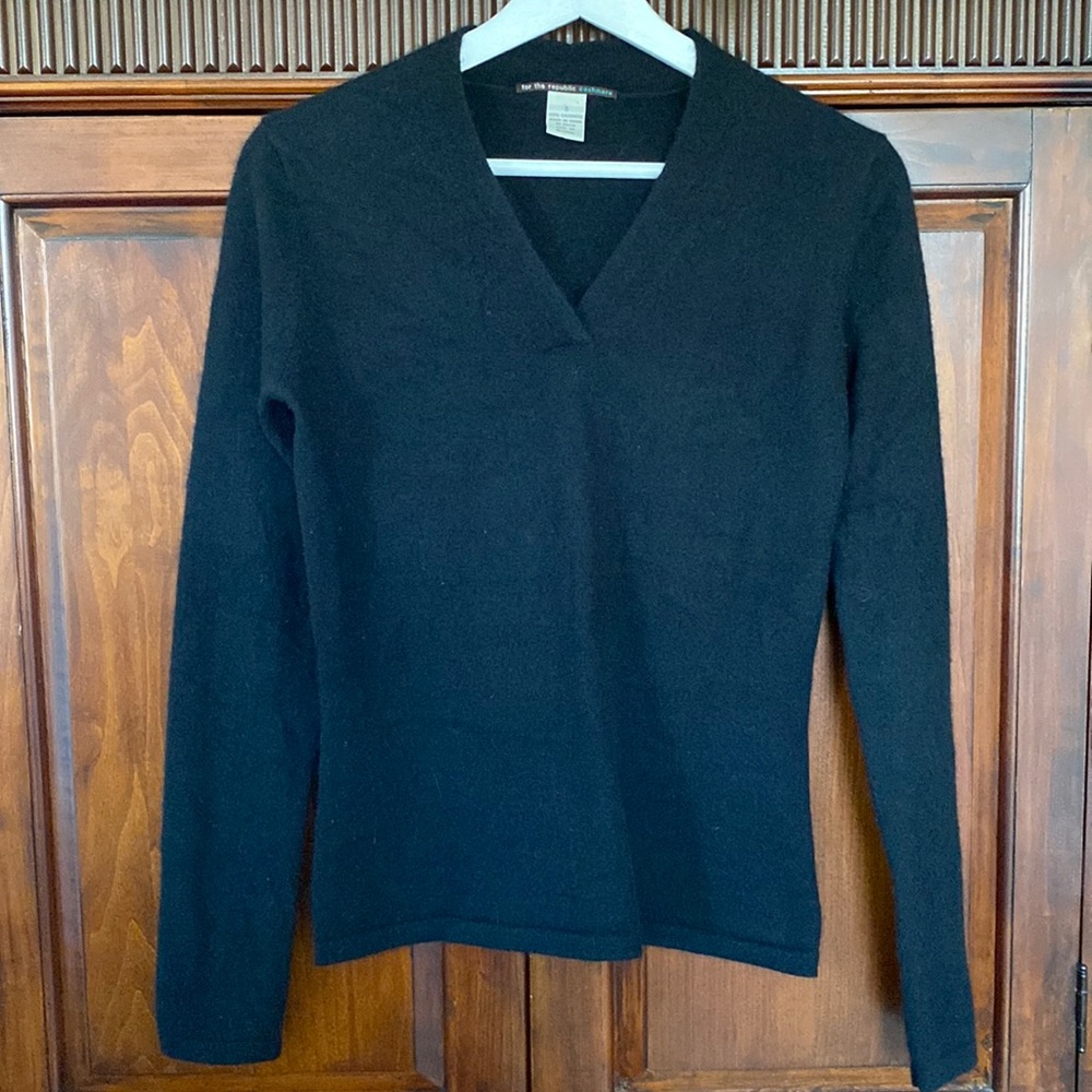 For the Republic Cashmere 100% cashmere black V neck long sleeve classic pull
